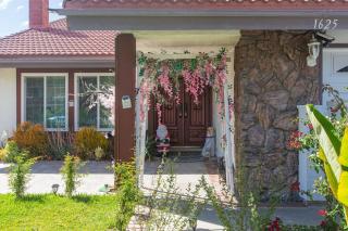 Whole 4BR House with Gazebo, Sleeps 8, Pet OK - 1