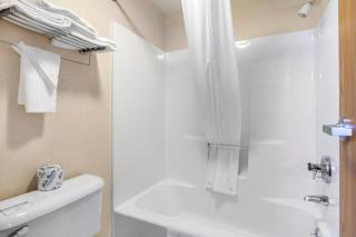 Econo Lodge Inn & Suites Oconto - 1