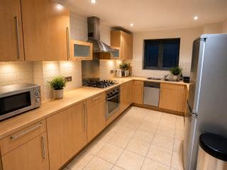 Large 5-Bed city centre townhouse with secure parking - 2