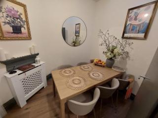 The Stage Door - 3BR in Central Tunbridge Wells - Sleeps up to 8 People - 3