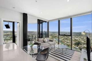 2BR Resort Style Apartment with Panoramic Views - Gold Coast - 9