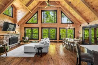 Arch Fun Cabin - Modern Cabin with Hot Tub, Games & Views - 0