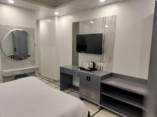 Hotel Royal Gold Palace Near Ganga Ram and BLK Hospital - 9