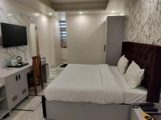 Hotel Royal Gold Palace Near Ganga Ram and BLK Hospital - 5