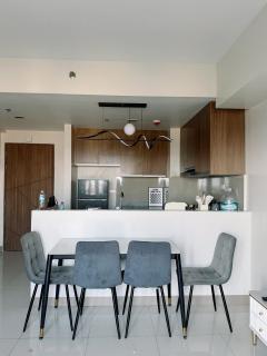 1BR-2 Queen beds-One Lakeshore - 8