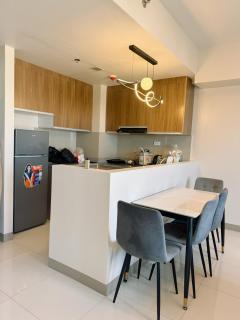 1BR-2 Queen beds-One Lakeshore - 2