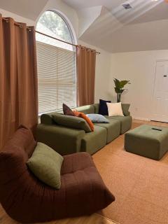Luxe King 5BR Family Home with Game Room and Private Backyard - 0
