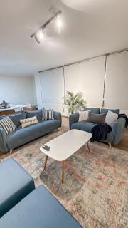 Chic & Cozy Penthouse with Terrace - 3