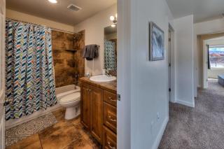 2 Bdrm Townhome, stunning mountain and cliff views - 5