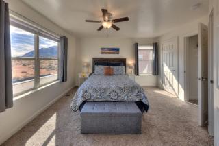 2 Bdrm Townhome, stunning mountain and cliff views - 3