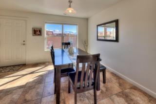 2 Bdrm Townhome, stunning mountain and cliff views - 1