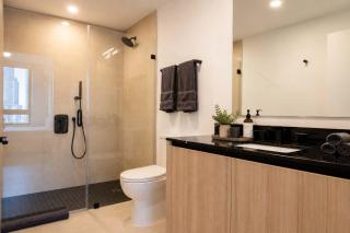 Luxury 2BR Residence District 225 Walk to Arena - 3