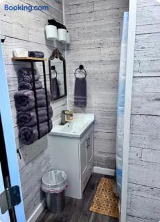 Vibrant Tiny Home Retreat on Creek & Fire Pit - 1