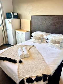 Compact CBD Studio | Pool & Gym Access - 8