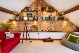 Fields Barn, Widemouth Bay, Stunning barn conversion, Bude -  - 5