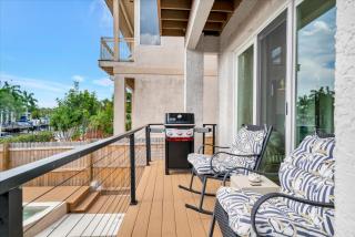 Canal-Front Sleeps 10 Pool Spa & Private Dock - 5