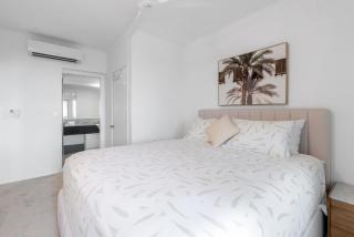 You Deserve the View the Champagne the Moment - Waterfront 2 Bedroom Sub Penthouse Top Floor - 5