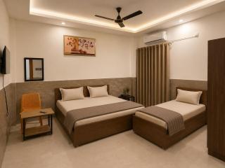 Royal Palm Hotel & Food Court - 1