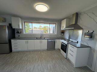 Newly Renovated Stylish Home 3 Queen Beds Netflix Gaming TV - 2