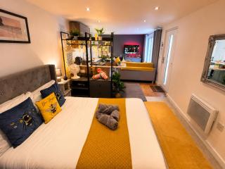 Secluded Garden Lodge with Private Hot Tub - WiFi - Close to Beach - 1