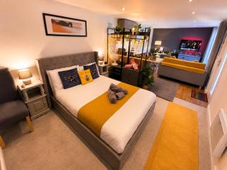 Secluded Garden Lodge with Private Hot Tub - WiFi - Close to Beach - 9