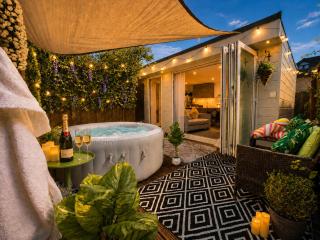 Secluded Garden Lodge with Private Hot Tub - WiFi - Close to Beach - 8