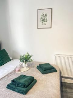 Poole Coastal House Sleeps 8 Near Sandbanks - 4
