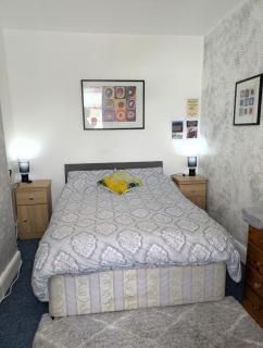 Kettering Town Double Rooms with TV Ideal Professional workers for longer stays Shared bathroom kitchen & Lounge - 8