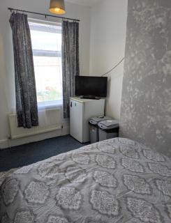 Kettering Town Double Rooms with TV Ideal Professional workers for longer stays Shared bathroom kitchen & Lounge - 6