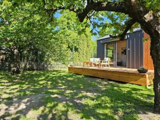 Modernes Tiny House mit Terrasse und Parkplatz - 7