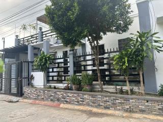 Entire Home with Rooftop Near Top Malls - 0