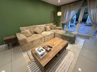 Stylish 2 Bed Flat Parking Sutton Coldfield - 0