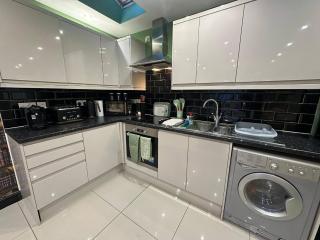 Stylish 2 Bed Flat Parking Sutton Coldfield - 5