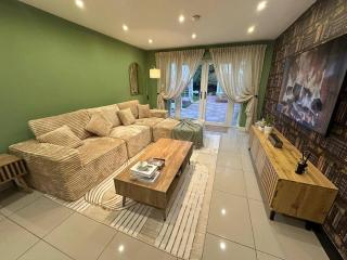 Stylish 2 Bed Flat Parking Sutton Coldfield - 6