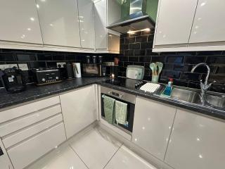 Stylish 2 Bed Flat Parking Sutton Coldfield - 4