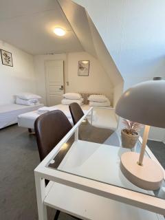 Bright Double Room 7 with free parking - 9