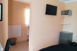 Budget Stays at Olivia Pines Guesthouse - Krugersdorp - 4