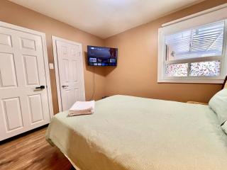 Renovated Rooms 10-min to Finch Subway Near Yonge St - 2