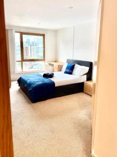 LEEDS DOCK Large balcony & fantastic view of entire dock on door step ROYAL ARMOURIES award winner host Large 2 bed apartment - 4