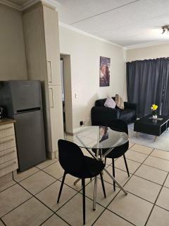 Cozy Apartment In Fourways - 7