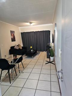 Cozy Apartment In Fourways - 2
