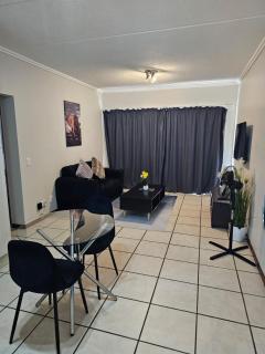 Cozy Apartment In Fourways - 6