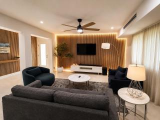 Modern Miami Mansion Pool & Soccer and Game Room - 0