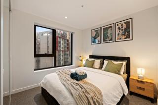 Modern Southbank Escape Walk to Crown, CBD Living Pool & Gym - 4