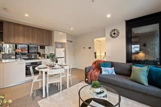 Modern Southbank Escape Walk to Crown, CBD Living Pool & Gym - 2