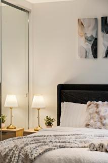 Modern Southbank Escape Walk to Crown, CBD Living Pool & Gym - 4