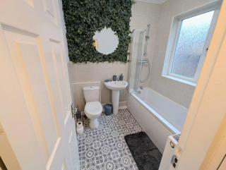 The Heritage Hideaway - King bed, Free parking, Walk to c-centre & Hospital - 5