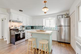 < 1 Mi to Dtwn Westerly! Walkable Coastal Escape - 9