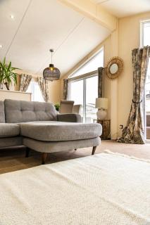 Spacious 2-Bed Holiday Home - Pool, Golf & Beaches - 1