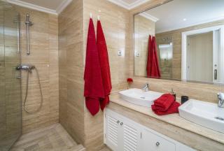 HB - Comfortable Beachfront Holiday Apartment - 1